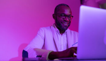 An aesthetics salesman uses the Guidepoint Qsight Product Suite on a laptop to gain strategic insights