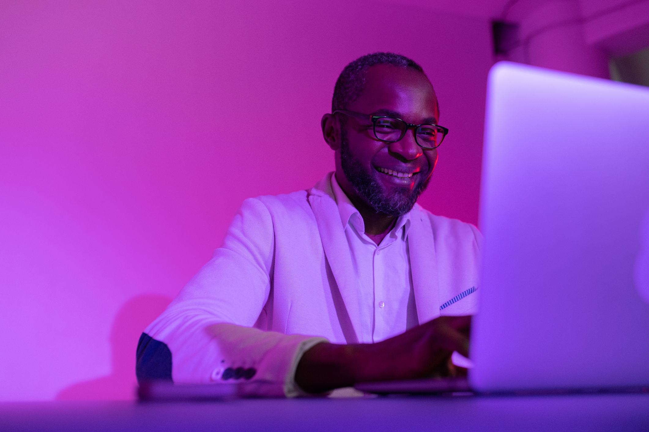 An aesthetics salesman uses the Guidepoint Qsight Product Suite on a laptop to gain strategic insights