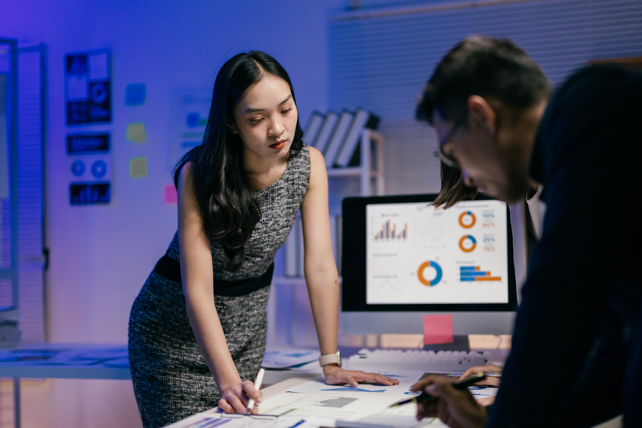 An aesthetics product launch team looks over real-time market insights brought to them by Qsight tools